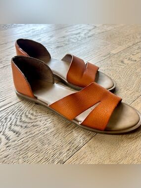 Women’s Open-Toe Slide Sandals in Cognac Brown